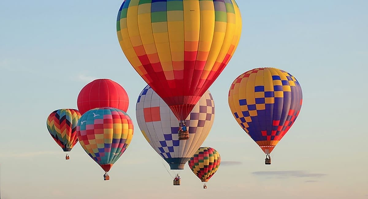 Festival De Ballons Ballon Volant Dans Le Ciel Bleu Adirondack Queensbury  New York