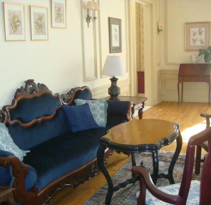 living room at Antique Mansion Bed & Breakfast