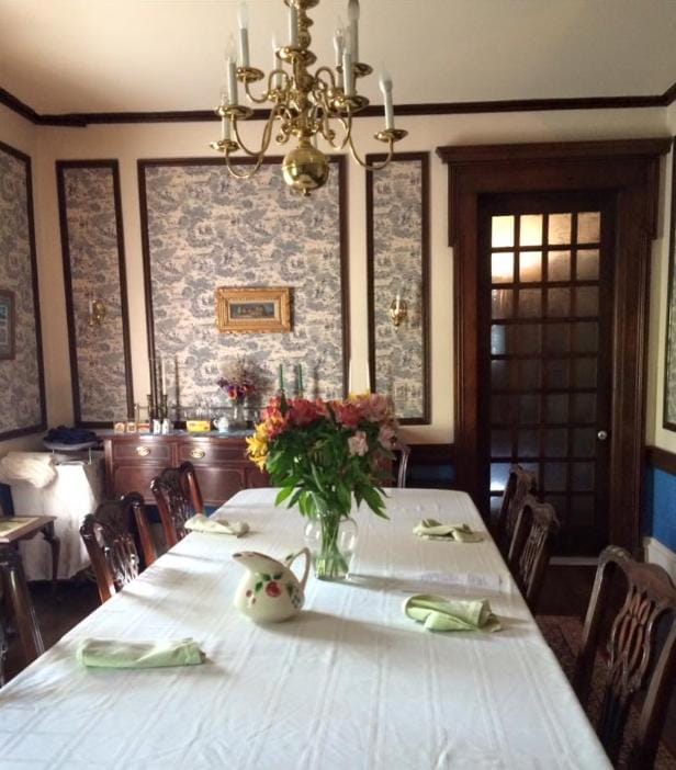 Antique Mansion Bed & Breakfast Dining Room